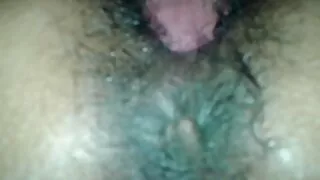 Garota morena em pé  ...