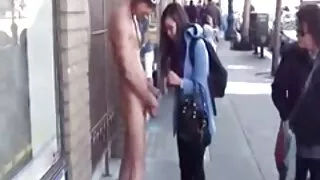 Naomi estica os lábi ...