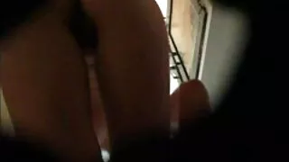 Garota de cabelos cl ...
